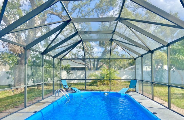 Andover Tropical Oasis - PRIVATE HEATED POOL, DOG-FRIENDLY, FENCED YARD