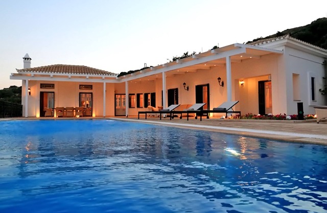 Andros - Cyclades, chevaux pour équitation, piscine, terrains de tennis et de basketball