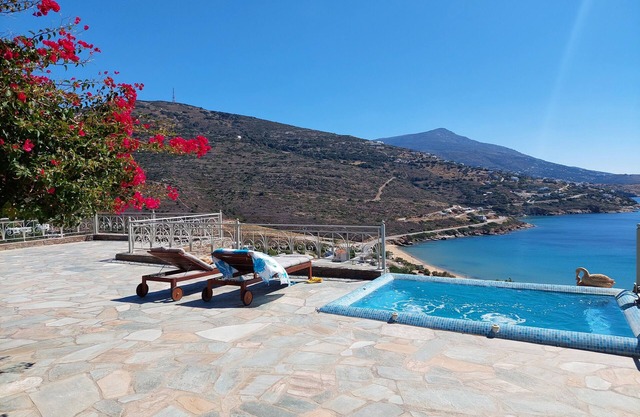 Andros Private Villa surplombant la mer Égée Bleue