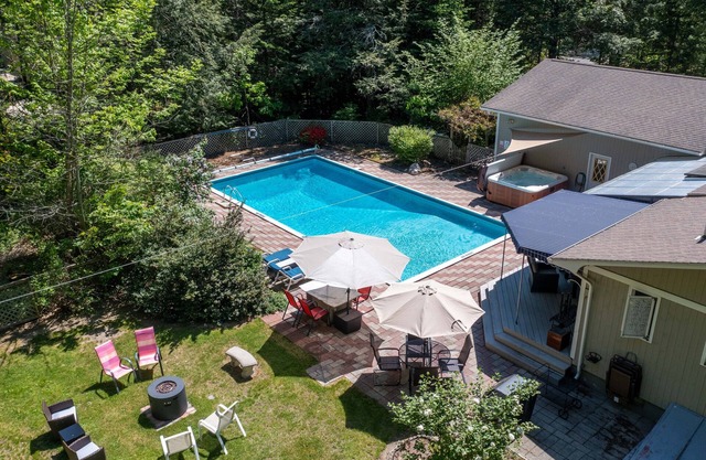 Retraite Andy - Piscine extérieure chauffée, jacuzzi, barbecue et AC central!