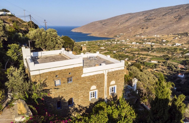 ANEZAS MANSION (maison traditionnelle en pierre de la tour Andros Island-Greece)