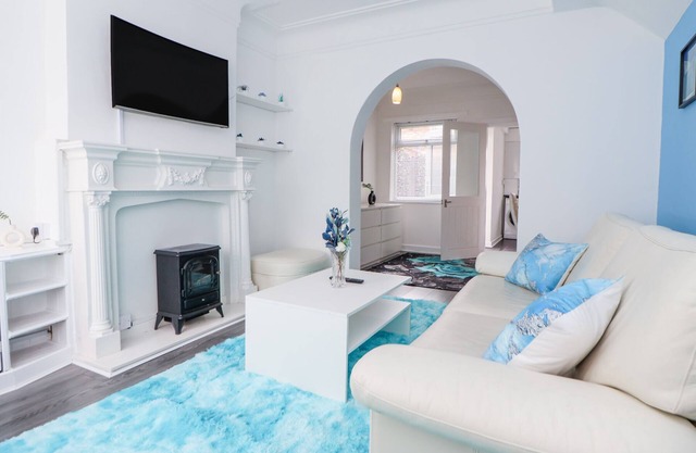 ANFIELD STADIUM HOUSE, pet friendly, with a garden in Liverpool