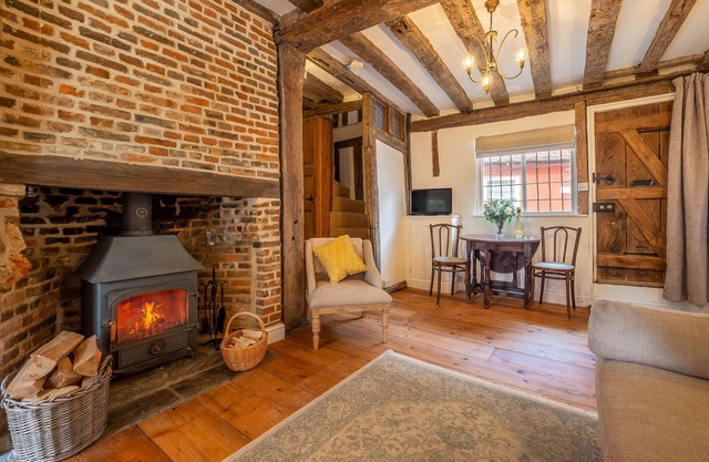 Angelic 16th Century cottage in key Constable village - Bear Cottage