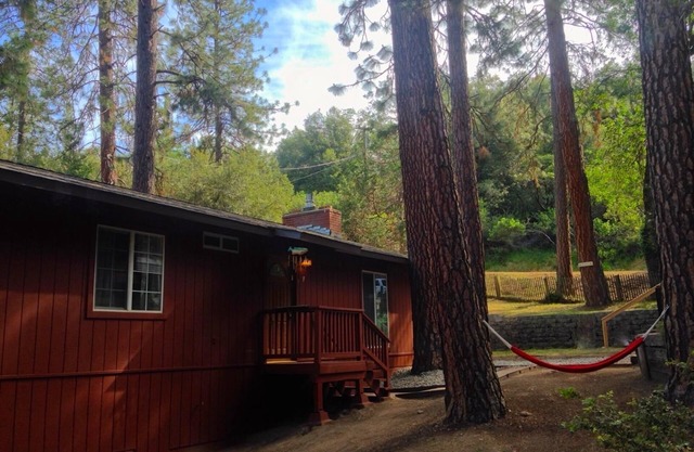Pas de frais de nettoyage! A / C, Netflix, jeux d'extérieur! Anglers Rest est une cabane familiale située u ...