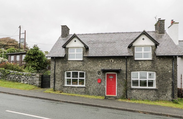 ANGORFA, pet friendly, character holiday cottage in Llanbedr