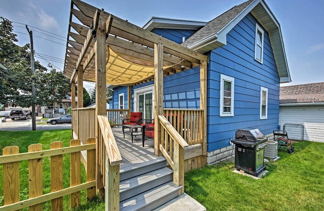 Cozy Two Rivers Home - Marchez jusqu'au lac Michigan!