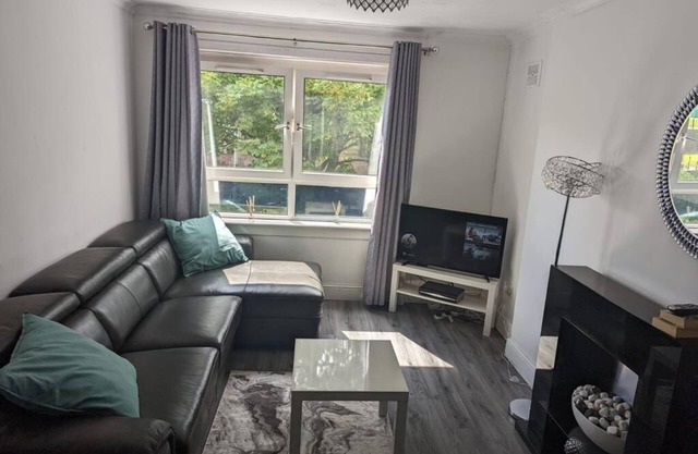 Self-Contained Apartment- Centre of Greenock