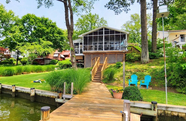 Annapolis waterfront with kayaks, private pier, 5.5 miles to downtown Annapolis