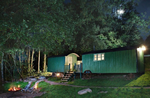 Anne's Hut offre une retraite romantique pour deux cabanes de berger reliées entre elles avec une terrasse