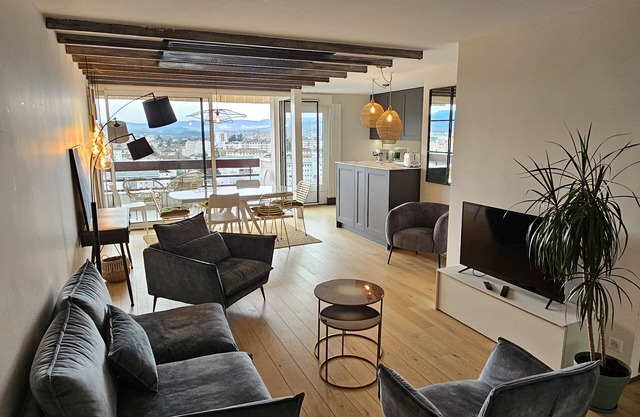 Annecy, lumineux triplex 5 lits avec toit terrasse surplombant lac et montagnes.