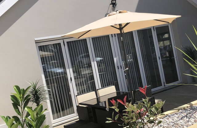 Modern & Spacious self contained accommodation with parking - Annexe@No8 -