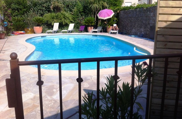 Antibes : Maisonnette avec terrasse privative et piscine commune, proche plages