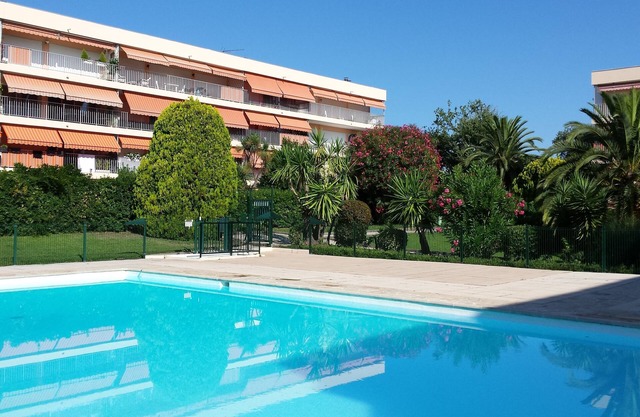 Antibes residence avec piscine, tennis, très grande terrasse, jardin, prox mer