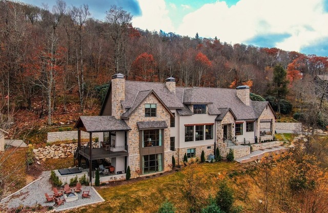 Antler Trail Lodge - Huge custom home, views, 4 King Suites, firepit, hot tub!