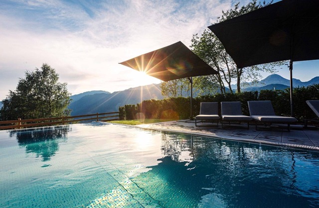 Appartement avec piscine à débordement partagée