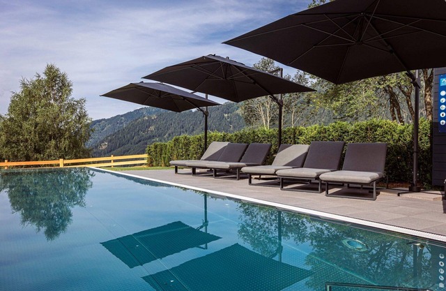 Appartement avec piscine à débordement partagée