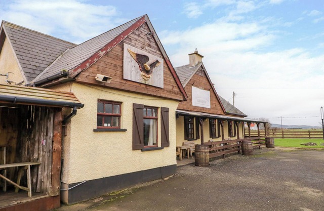 APACHE FALLS LODGE, pet friendly, with a garden in Castlerock