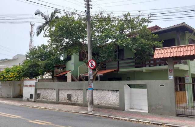 Appartement avec un emplacement privilégié, est à deux pâtés de maisons de la plage.