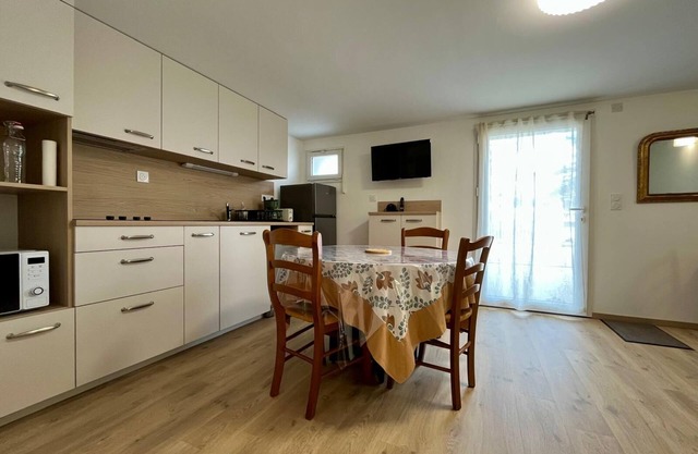 Appartement, parking fermé, terrasse, proche CHRU et bois de promenade, PMR