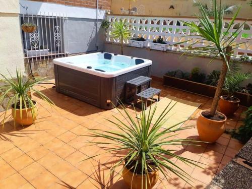 Apartamento con jacuzzi y jardín