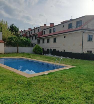Apartamento con terraza y piscina