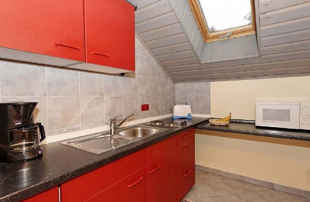 Appartement avec chambre, salon avec coin repas et petite cuisine séparée
