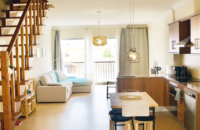 Apartamento Duplex, Amplo e Moderno, com Todas as Comodidades a 10 min da Praia