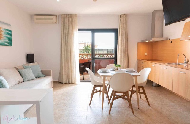 Apartamento Junto a la Playa con Piscina y Parking