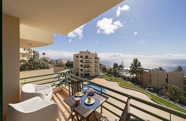 Appartement lumineux avec piscine