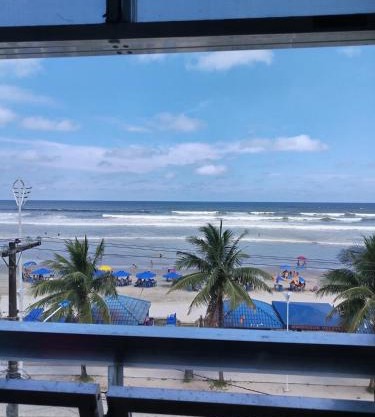 Apartamento pé na Areia com Garagem no Centro