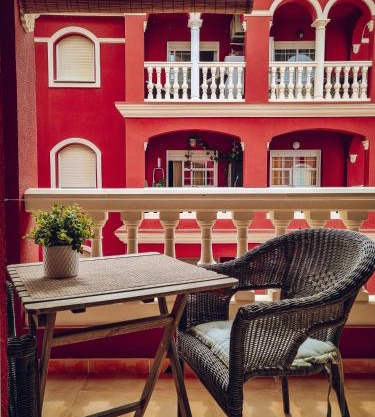 Apartamento rojo con vistas al mar