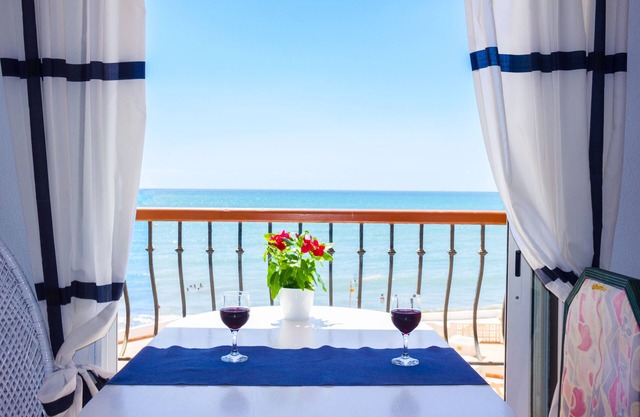Appartement avec piscine en front de mer. Vues imprenables, Internet, A/C