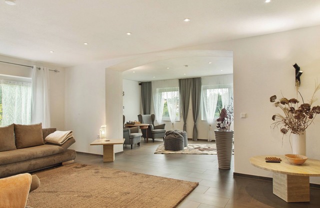 Appartement 'Pur Wohnen- Wohnung Ost' avec jardin partagé, balcon et Wi-Fi