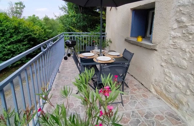 Appartemen dans maison en pierre blanche du quercy avec piscine