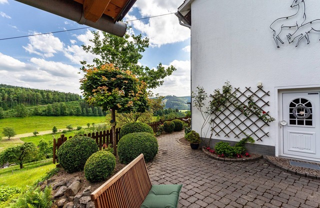 Appartement "Sauerlandblick" avec vue sur les montagnes, terrasse privée et Wi-Fi