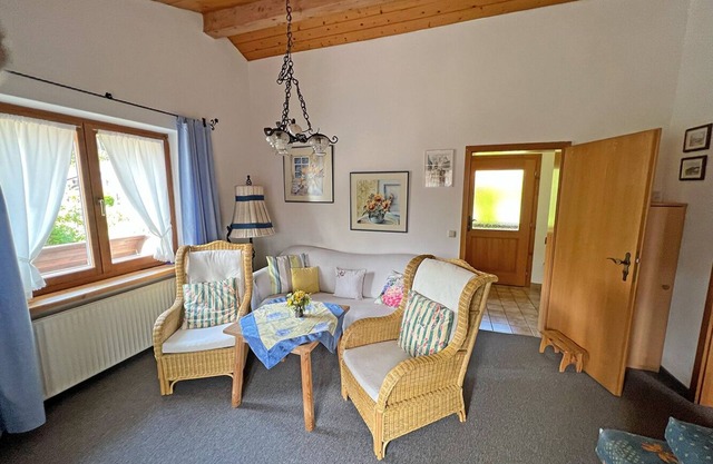 Ferienwohnung Nr. 1, 52 qm, 1 Schlafzimmer und 1 Wohn-Schlafraum für max. 4 Personen im Obergeschoß mit Balkon