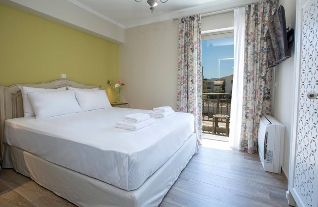 Apartment '1br Suite with Small Balcony' with Balcony and Air Conditioning