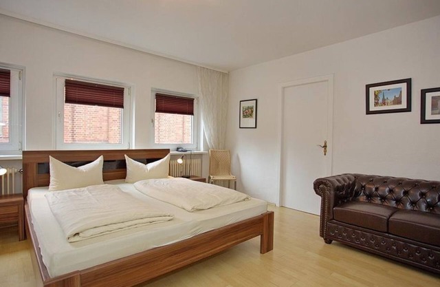 Apartment 2 / bed-sitting room/ shower, WC - Ferienwohnung am Rathausmarkt 1 & 2
