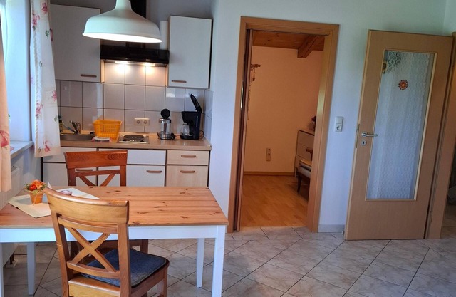 FeWo bis 3 Erwachsene, 35 qm, 1. Stock, Balkon, Wohn/Schlafraum mit Doppelbett,1 Schlafzimmer für 1 Person , SAT-TV