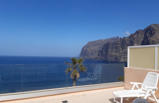 Appartement 4 personnes,terrasse 32M2,vue mer, port et falaises, superbe piscine