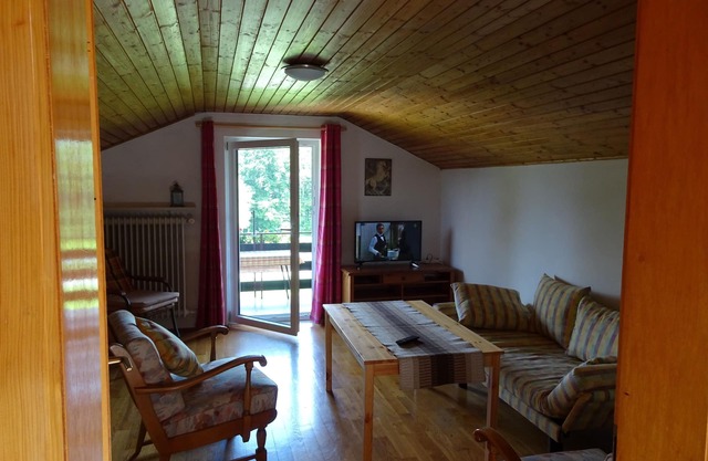 Wohnung 3 a - 2. Etage, Mansarde 50 qm - Balkon mit Morgensonne, See-/Bergblick