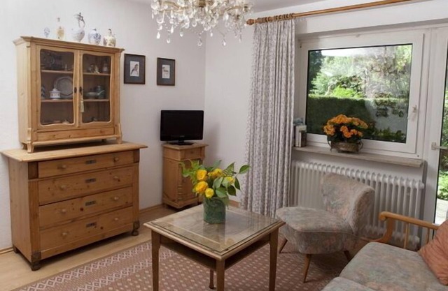 Ferienwohnung Erdgeschoß (50 QM) mit Schlafzimmer, Wohnzimmer, Küche, Bad, Terrasse, TV