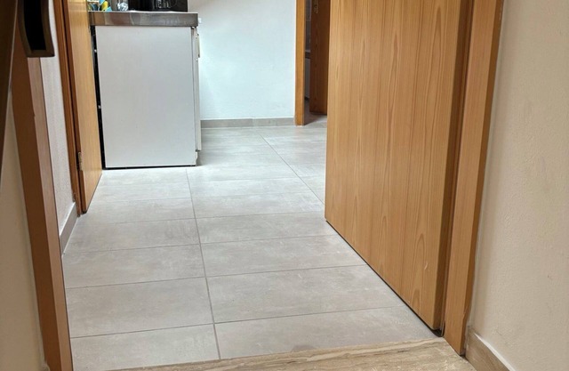Ferienwohnung bis 4 Personen, 65 qm, Dachgeschoss, Balkon, 1 Schlafzimmer, Wohn/Schlafzimmer, Küche