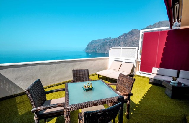 APPARTEMENT A quelques mètres d'une plage de sable noir