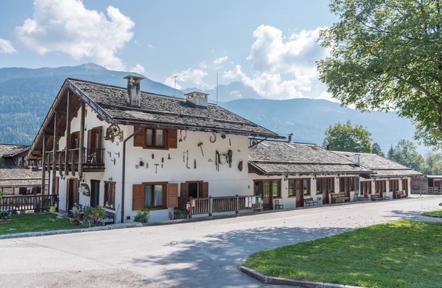 Magnifique 'Camping Parco Adamello 11' au milieu des montagnes, Wi-Fi et animaux admis