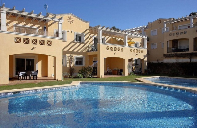 Apartment "Albatross" close to the Sea with Shared Pool & Wi-Fi