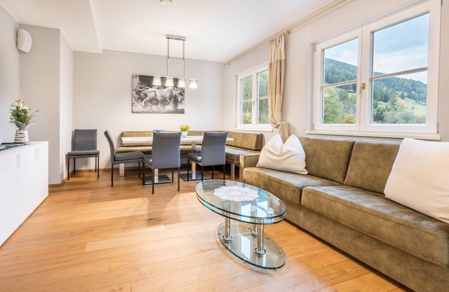 Appartement 'Alpen Living - 2nd Floor' avec vue sur les montagnes, bain à remous & Wi-Fi