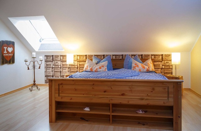 Appartement 'Am Schloss Lauenstein Dachgeschoss' avec terrasse privée et Wi-Fi