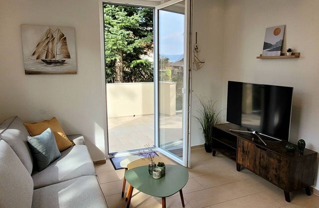 Lakefront apartment with 2 bedrooms and terrace