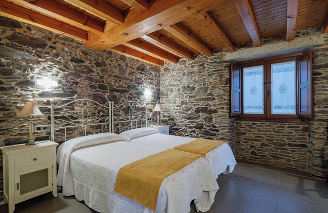 Appartement "Adega" chambre intérieure, avec une fenêtre donnant sur un porche intérieur